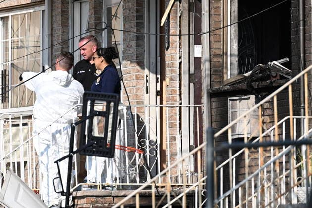 Police shoot armed suspect in Queens after house fire NEW YORK, NY, UNITED STATES - JULY 25: NYPD officers work the scene where a suspect wielding a shotgun was shot and critically wounded by NYPD officers after two people were found dead and the house was found to be set ablaze in Far Rockaway, Queens, New York, United States on Saturday, July 25, 2026. Saturday afternoon NYPD and FDNY responded to the incident at the home on 25-33 Ocean Crest Boulevard. Inside of the suspects tactical vest, shotgun shells were found when he was taken into custody. Kyle Mazza Anadolu New York United States. Editorial use only. Please get in touch for any other usage.  Copyright: x2026xAnadoluxKylexMazzax