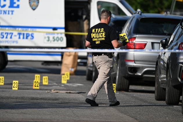 Police shoot armed suspect in Queens after house fire NEW YORK, NY, UNITED STATES - JULY 25: NYPD officers work the scene where a suspect wielding a shotgun was shot and critically wounded by NYPD officers after two people were found dead and the house was found to be set ablaze in Far Rockaway, Queens, New York, United States on Saturday, July 25, 2026. Saturday afternoon NYPD and FDNY responded to the incident at the home on 25-33 Ocean Crest Boulevard. Inside of the suspects tactical vest, shotgun shells were found when he was taken into custody. Kyle Mazza Anadolu New York United States. Editorial use only. Please get in touch for any other usage.  Copyright: x2026xAnadoluxKylexMazzax