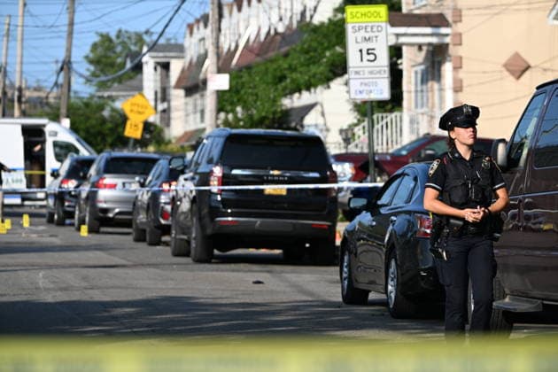 Police shoot armed suspect in Queens after house fire NEW YORK, NY, UNITED STATES - JULY 25: NYPD officers work the scene where a suspect wielding a shotgun was shot and critically wounded by NYPD officers after two people were found dead and the house was found to be set ablaze in Far Rockaway, Queens, New York, United States on Saturday, July 25, 2026. Saturday afternoon NYPD and FDNY responded to the incident at the home on 25-33 Ocean Crest Boulevard. Inside of the suspects tactical vest, shotgun shells were found when he was taken into custody. Kyle Mazza Anadolu New York United States. Editorial use only. Please get in touch for any other usage.  Copyright: x2026xAnadoluxKylexMazzax