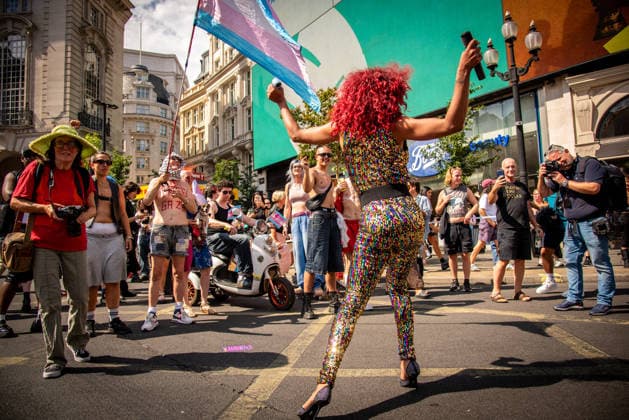 July 25, 2026, London, United Kingdom: A protestor entertains during the London Trans+ Pride 2026 Parade. New EHRC rules limiting single-sex spaces to biological sex created a bleak backdrop for this year s London Trans+ Pride march. London United Kingdom - ZUMAs197 20260725_aaa_s197_318 Copyright: xLoredanaxSangiulianox