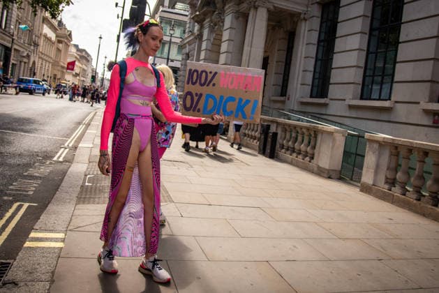 July 25, 2026, London, United Kingdom: (EDITOR S NOTE; Image contains profanity).A protestor holds a placard during the London Trans+ Pride 2026 Parade. New EHRC rules limiting single-sex spaces to biological sex created a bleak backdrop for this year s London Trans+ Pride march. London United Kingdom - ZUMAs197 20260725_aaa_s197_324 Copyright: xLoredanaxSangiulianox