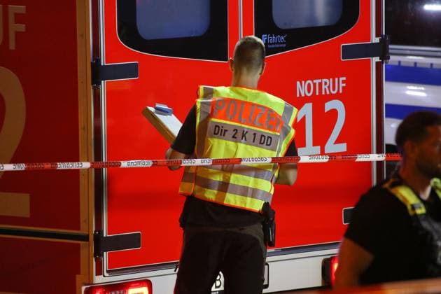 Berlin, Deutschland, 26.07.2026: Auto fährt bei CSD in Menschenmenge: Polizei und Rettungskräfte versorgen Verletzte, der Tatort ist weiträumig abgesperrt. *** Berlin, Germany, July 26, 2026: A car plows into a crowd during CSD; police and emergency responders are treating the injured, and the scene has been cordoned off over a wide area Copyright: xdtsxNachrichtenagenturx dts_128476