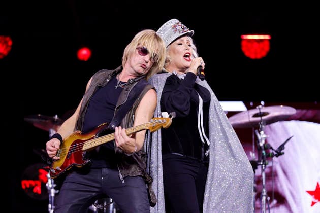 Gitarrist Joe Holweger und Popsaengerin Kim Wilde bei Die 80er live 2026 auf Schalke - die groesste 80er Party der Welt in der Veltins Arena in Gelsenkirchen. Gelsenkirchen, 25.07.2026 NRW Deutschland *** Guitarist Joe Holweger and pop singer Kim Wilde at The 80s Live 2026 at Schalke, the world s biggest 80s party, at the Veltins Arena in Gelsenkirchen, Gelsenkirchen, July 25, 2026, North Rhine-Westphalia, Germany Copyright: xChristophxHardtx