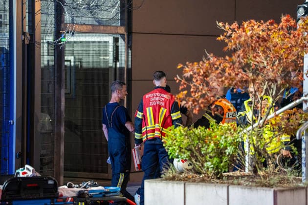 Brand in Zelle einer Abschiebehafteinrichtung Feuerwehr löscht schnell Mehrere Verletzte Kripo ermittelt Am 25.07.2026 brach gegen 20:30 Uhr in einem Zellenraum der Abschiebehafteinrichtung (AHE) in Darmstadt-Eberstadt ein Feuer aus. Feuerwehr und Polizei wurden alarmiert, die Feuerwehr löschte den Brand rasch. Wegen der Rauchentwicklung evakuierten Einsatzkräfte alle Untergebrachten vorsorglich in den Freihof der Einrichtung. Nach Polizeiangaben wurden zwei Insassen und zwei Angestellte der AHE durch eine Rauchgasvergiftung leicht verletzt und erstversorgt. Die Brandursache und die Schadenshöhe ermittelt die Kriminalpolizei K10 Darmstadt. Darmstadt Eberstadt Hessen Deutschland *** Fire in a Cell at a Deportation Detention C