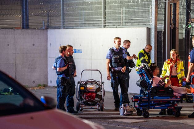 Brand in Zelle einer Abschiebehafteinrichtung Feuerwehr löscht schnell Mehrere Verletzte Kripo ermittelt Am 25.07.2026 brach gegen 20:30 Uhr in einem Zellenraum der Abschiebehafteinrichtung (AHE) in Darmstadt-Eberstadt ein Feuer aus. Feuerwehr und Polizei wurden alarmiert, die Feuerwehr löschte den Brand rasch. Wegen der Rauchentwicklung evakuierten Einsatzkräfte alle Untergebrachten vorsorglich in den Freihof der Einrichtung. Nach Polizeiangaben wurden zwei Insassen und zwei Angestellte der AHE durch eine Rauchgasvergiftung leicht verletzt und erstversorgt. Die Brandursache und die Schadenshöhe ermittelt die Kriminalpolizei K10 Darmstadt. Darmstadt Eberstadt Hessen Deutschland *** Fire in a Cell at a Deportation Detention C