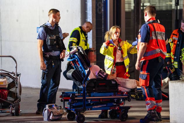 Brand in Zelle einer Abschiebehafteinrichtung Feuerwehr löscht schnell Mehrere Verletzte Kripo ermittelt Am 25.07.2026 brach gegen 20:30 Uhr in einem Zellenraum der Abschiebehafteinrichtung (AHE) in Darmstadt-Eberstadt ein Feuer aus. Feuerwehr und Polizei wurden alarmiert, die Feuerwehr löschte den Brand rasch. Wegen der Rauchentwicklung evakuierten Einsatzkräfte alle Untergebrachten vorsorglich in den Freihof der Einrichtung. Nach Polizeiangaben wurden zwei Insassen und zwei Angestellte der AHE durch eine Rauchgasvergiftung leicht verletzt und erstversorgt. Die Brandursache und die Schadenshöhe ermittelt die Kriminalpolizei K10 Darmstadt. Darmstadt Eberstadt Hessen Deutschland *** Fire in a Cell at a Deportation Detention C