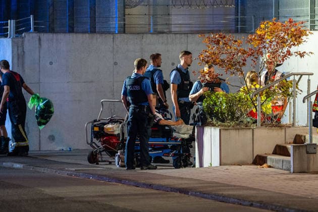 Brand in Zelle einer Abschiebehafteinrichtung Feuerwehr löscht schnell Mehrere Verletzte Kripo ermittelt Am 25.07.2026 brach gegen 20:30 Uhr in einem Zellenraum der Abschiebehafteinrichtung (AHE) in Darmstadt-Eberstadt ein Feuer aus. Feuerwehr und Polizei wurden alarmiert, die Feuerwehr löschte den Brand rasch. Wegen der Rauchentwicklung evakuierten Einsatzkräfte alle Untergebrachten vorsorglich in den Freihof der Einrichtung. Nach Polizeiangaben wurden zwei Insassen und zwei Angestellte der AHE durch eine Rauchgasvergiftung leicht verletzt und erstversorgt. Die Brandursache und die Schadenshöhe ermittelt die Kriminalpolizei K10 Darmstadt. Darmstadt Eberstadt Hessen Deutschland *** Fire in a Cell at a Deportation Detention C