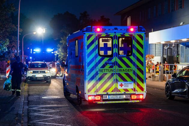 Brand in Zelle einer Abschiebehafteinrichtung Feuerwehr löscht schnell Mehrere Verletzte Kripo ermittelt Am 25.07.2026 brach gegen 20:30 Uhr in einem Zellenraum der Abschiebehafteinrichtung (AHE) in Darmstadt-Eberstadt ein Feuer aus. Feuerwehr und Polizei wurden alarmiert, die Feuerwehr löschte den Brand rasch. Wegen der Rauchentwicklung evakuierten Einsatzkräfte alle Untergebrachten vorsorglich in den Freihof der Einrichtung. Nach Polizeiangaben wurden zwei Insassen und zwei Angestellte der AHE durch eine Rauchgasvergiftung leicht verletzt und erstversorgt. Die Brandursache und die Schadenshöhe ermittelt die Kriminalpolizei K10 Darmstadt. Darmstadt Eberstadt Hessen Deutschland *** Fire in a Cell at a Deportation Detention C
