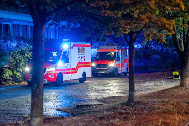 Brand in Zelle einer Abschiebehafteinrichtung Feuerwehr löscht schnell Mehrere Verletzte Kripo ermittelt Am 25.07.2026 brach gegen 20:30 Uhr in einem Zellenraum der Abschiebehafteinrichtung (AHE) in Darmstadt-Eberstadt ein Feuer aus. Feuerwehr und Polizei wurden alarmiert, die Feuerwehr löschte den Brand rasch. Wegen der Rauchentwicklung evakuierten Einsatzkräfte alle Untergebrachten vorsorglich in den Freihof der Einrichtung. Nach Polizeiangaben wurden zwei Insassen und zwei Angestellte der AHE durch eine Rauchgasvergiftung leicht verletzt und erstversorgt. Die Brandursache und die Schadenshöhe ermittelt die Kriminalpolizei K10 Darmstadt. Darmstadt Eberstadt Hessen Deutschland *** Fire in a Cell at a Deportation Detention C