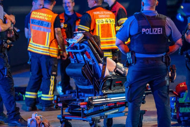 Brand in Zelle einer Abschiebehafteinrichtung Feuerwehr löscht schnell Mehrere Verletzte Kripo ermittelt Am 25.07.2026 brach gegen 20:30 Uhr in einem Zellenraum der Abschiebehafteinrichtung (AHE) in Darmstadt-Eberstadt ein Feuer aus. Feuerwehr und Polizei wurden alarmiert, die Feuerwehr löschte den Brand rasch. Wegen der Rauchentwicklung evakuierten Einsatzkräfte alle Untergebrachten vorsorglich in den Freihof der Einrichtung. Nach Polizeiangaben wurden zwei Insassen und zwei Angestellte der AHE durch eine Rauchgasvergiftung leicht verletzt und erstversorgt. Die Brandursache und die Schadenshöhe ermittelt die Kriminalpolizei K10 Darmstadt. Darmstadt Eberstadt Hessen Deutschland *** Fire in a Cell at a Deportation Detention C
