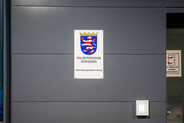 Brand in Zelle einer Abschiebehafteinrichtung Feuerwehr löscht schnell Mehrere Verletzte Kripo ermittelt Am 25.07.2026 brach gegen 20:30 Uhr in einem Zellenraum der Abschiebehafteinrichtung (AHE) in Darmstadt-Eberstadt ein Feuer aus. Feuerwehr und Polizei wurden alarmiert, die Feuerwehr löschte den Brand rasch. Wegen der Rauchentwicklung evakuierten Einsatzkräfte alle Untergebrachten vorsorglich in den Freihof der Einrichtung. Nach Polizeiangaben wurden zwei Insassen und zwei Angestellte der AHE durch eine Rauchgasvergiftung leicht verletzt und erstversorgt. Die Brandursache und die Schadenshöhe ermittelt die Kriminalpolizei K10 Darmstadt. Darmstadt Eberstadt Hessen Deutschland *** Fire in a Cell at a Deportation Detention C