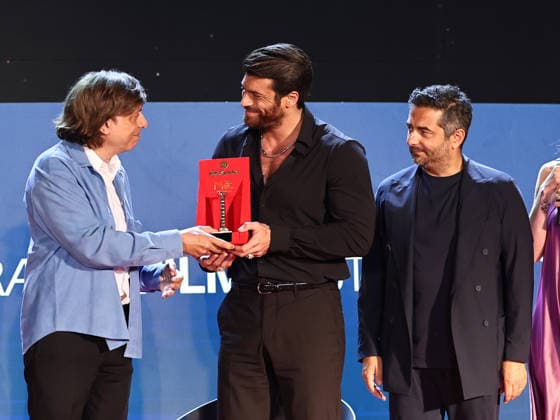 IPA86995533 - Soverato (CZ), Magna Graecia Film Festival - Opening Night. Pictured: Can Yaman receives the Colonna d Oro Award from Anton Giulio Grande and Gianvito Casadonte  Copyright: xMarcoxProvvisionatox xMarcoxProvvisionatox 86995533