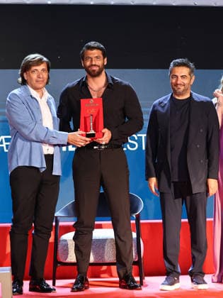 IPA86995536 - Soverato (CZ), Magna Graecia Film Festival - Opening Night. Pictured: Can Yaman receives the Colonna d Oro Award from Anton Giulio Grande and Gianvito Casadonte  Copyright: xMarcoxProvvisionatox xMarcoxProvvisionatox 86995536