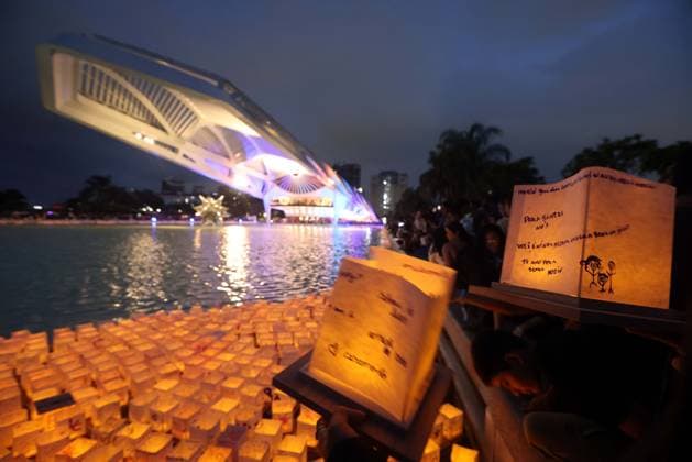 July 25, 2026, Rio De Janeiro, Rio De Janeiro, Brazil: Hundreds came to the inaugural Water Lantern Festival at the Museum of Tomorrow (Museu do AmanhoÂ£) in Rio de Janeiro, Brazil to release illuminated water lanterns fitted with small LED lights. Participants personalized the floating lanterns with messages before setting them on the water at sunset, creating a display intended to symbolize hope, healing, remembrance and unity. The festival, which is held annually in dozens of cities around the world, including New York, Los Angeles, Toronto, London and Sydney, made its Brazil debut in Rio de Janeiro. Rio De Janeiro Brazil - ZUMAk251 20260725_znp_k251_001 Copyright: xBobxKarpx