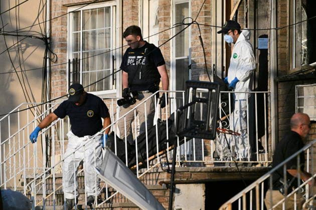 News Bilder des Tages Police shoot armed suspect in Queens after house fire NEW YORK, NY, UNITED STATES - JULY 25: NYC Office of the Chief Medical Examiner personnel removed two bodies from inside of the home after 33-year-old Kegan Thomas allegedly wielded a shotgun and was critically wounded by NYPD officers after two people were found dead inside a house that was allegedly set ablaze by Thomas in Far Rockaway, Queens, New York, United States on Saturday, July 25, 2026. Saturday afternoon NYPD and FDNY responded to the incident at the home at 25-33 Ocean Crest Boulevard. Inside of the suspects tactical vest, shotgun shells were found when he was taken into custody. Two people were found dead inside of the home which was allegedly set on fire by the suspect. Ky  Copyright: x2026xAnadoluxKylexMazzax