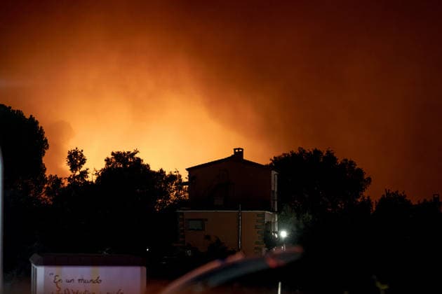 Evacuation of towns affected by the wildfires in Spain AVILA, SPAIN - JULY 25: Evacuation efforts continue in the towns affected by the wildfires as firefighters battle the blaze in La Adrada, Province of Avila, Spain, on July 25, 2026. Diego Radames Anadolu Avila Spain. Editorial use only. Please get in touch for any other usage.  Copyright: x2026xAnadoluxDiegoxRadamesx