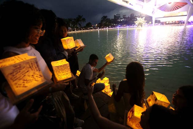 July 25, 2026, Rio De Janeiro, Rio De Janeiro, Brazil: Hundreds came to the inaugural Water Lantern Festival at the Museum of Tomorrow (Museu do AmanhoÂ£) in Rio de Janeiro, Brazil to release illuminated water lanterns fitted with small LED lights. Participants personalized the floating lanterns with messages before setting them on the water at sunset, creating a display intended to symbolize hope, healing, remembrance and unity. The festival, which is held annually in dozens of cities around the world, including New York, Los Angeles, Toronto, London and Sydney, made its Brazil debut in Rio de Janeiro. Rio De Janeiro Brazil - ZUMAk251 20260725_znp_k251_010 Copyright: xBobxKarpx