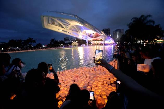 July 25, 2026, Rio De Janeiro, Rio De Janeiro, Brazil: Hundreds came to the inaugural Water Lantern Festival at the Museum of Tomorrow (Museu do AmanhoÂ£) in Rio de Janeiro, Brazil to release illuminated water lanterns fitted with small LED lights. Participants personalized the floating lanterns with messages before setting them on the water at sunset, creating a display intended to symbolize hope, healing, remembrance and unity. The festival, which is held annually in dozens of cities around the world, including New York, Los Angeles, Toronto, London and Sydney, made its Brazil debut in Rio de Janeiro. Rio De Janeiro Brazil - ZUMAk251 20260725_znp_k251_014 Copyright: xBobxKarpx