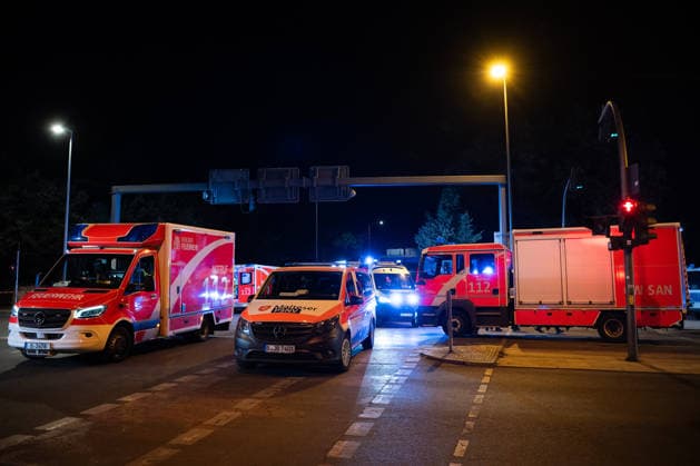 (260726) -- BERLIN, July 26, 2026 -- Rescue vehicles are pictured near the site where a car drove into a crowd in Berlin, Germany, July 26, 2026. One person was killed and 16 others were injured, including several with life-threatening injuries, after a car drove into a crowd at a large Pride celebration in central Berlin on Saturday evening, a police spokesperson said. ) (SpotNews) GERMANY-BERLIN-CAR CRASH ZhangxHaofu 