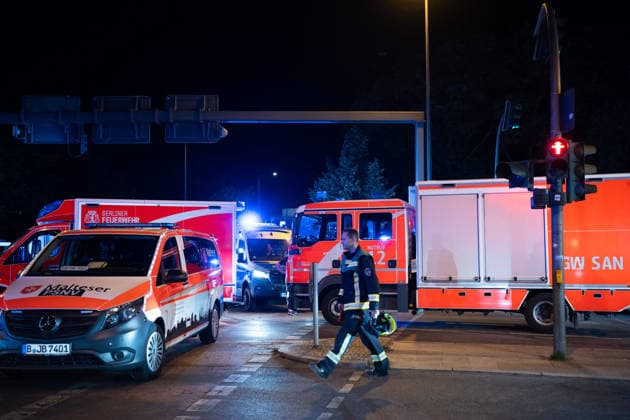(260726) -- BERLIN, July 26, 2026 -- A rescuer works near the site where a car drove into a crowd in Berlin, Germany, July 26, 2026. One person was killed and 16 others were injured, including several with life-threatening injuries, after a car drove into a crowd at a large Pride celebration in central Berlin on Saturday evening, a police spokesperson said. ) (SpotNews) GERMANY-BERLIN-CAR CRASH ZhangxHaofu 