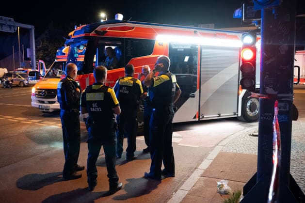 (260726) -- BERLIN, July 26, 2026 -- Police officers work near the site where a car drove into a crowd in Berlin, Germany, July 26, 2026. One person was killed and 16 others were injured, including several with life-threatening injuries, after a car drove into a crowd at a large Pride celebration in central Berlin on Saturday evening, a police spokesperson said. ) (SpotNews) GERMANY-BERLIN-CAR CRASH ZhangxHaofu 