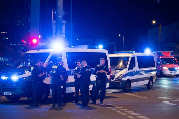(260726) -- BERLIN, July 26, 2026 -- Police officers work near the site where a car drove into a crowd in Berlin, Germany, July 26, 2026. One person was killed and 16 others were injured, including several with life-threatening injuries, after a car drove into a crowd at a large Pride celebration in central Berlin on Saturday evening, a police spokesperson said. ) (SpotNews) GERMANY-BERLIN-CAR CRASH ZhangxHaofu 