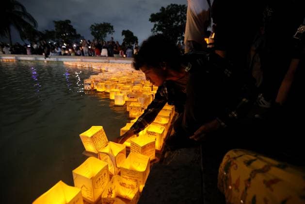 July 25, 2026, Rio De Janeiro, Rio De Janeiro, Brazil: Hundreds came to the inaugural Water Lantern Festival at the Museum of Tomorrow in Rio de Janeiro, Brazil to release illuminated water lanterns fitted with small LED lights. Participants personalized the floating lanterns with messages before setting them on the water at sunset, creating a display intended to symbolize hope, healing, remembrance and unity. The festival, which is held annually in dozens of cities around the world, including New York, Los Angeles, Toronto, London and Sydney, made its Brazil debut in Rio de Janeiro. Rio De Janeiro Brazil - ZUMAk251 20260725_znp_k251_003 Copyright: xBobxKarpx