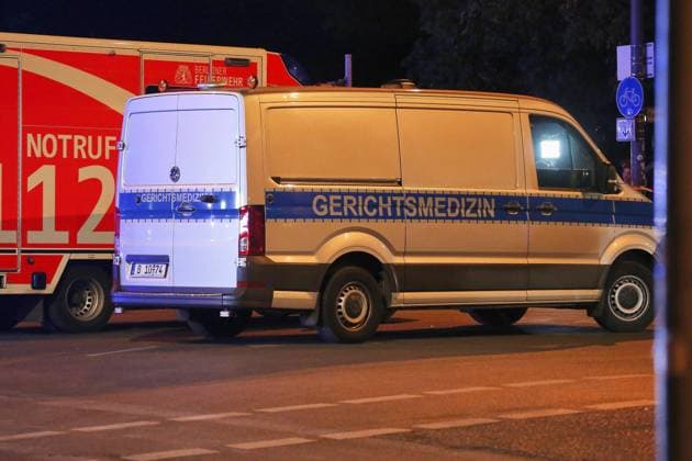 Berlin, Deutschland, 26.07.2026: Auto fährt bei CSD in Menschenmenge: Polizei und Rettungskräfte versorgen Verletzte, der Tatort ist weiträumig abgesperrt. *** Berlin, Germany, July 26, 2026: A car plows into a crowd at CSD; police and emergency responders are treating the injured; the crime scene has been cordoned off over a wide area Copyright: xdtsxNachrichtenagenturx dts_128484