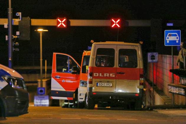 Berlin, Deutschland, 26.07.2026: Auto fährt bei CSD in Menschenmenge: Polizei und Rettungskräfte versorgen Verletzte, der Tatort ist weiträumig abgesperrt. Hier Einsatzfahrzeuge an der Einfahrt zum Tiergartentunnel. *** Berlin, Germany, July 26, 2026: A car plows into a crowd at CSD. Police and emergency responders are treating the injured; the crime scene has been cordoned off over a wide area. Here, emergency vehicles are at the entrance to the Tiergarten Tunnel. Copyright: xdtsxNachrichtenagenturx dts_128486