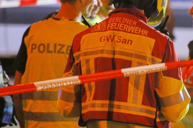 Berlin, Deutschland, 26.07.2026: Auto fährt bei CSD in Menschenmenge: Polizei und Rettungskräfte versorgen Verletzte, der Tatort ist weiträumig abgesperrt. *** Berlin, Germany, July 26, 2026: A car plows into a crowd at CSD; police and emergency responders are treating the injured; the crime scene has been cordoned off over a wide area Copyright: xdtsxNachrichtenagenturx dts_128496
