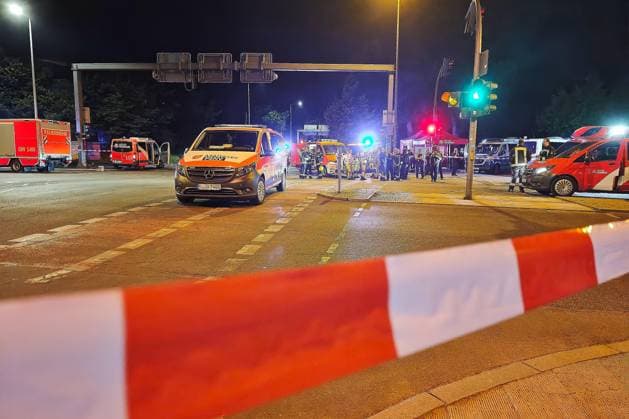 Berlin, Deutschland, 26.07.2026: Auto fährt bei CSD in Menschenmenge: Polizei und Rettungskräfte versorgen Verletzte, der Tatort ist weiträumig abgesperrt. *** Berlin, Germany, July 26, 2026: A car plows into a crowd at CSD; police and emergency responders are treating the injured; the crime scene has been cordoned off over a wide area Copyright: xdtsxNachrichtenagenturx dts_128505