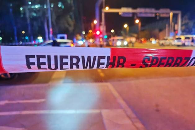 Berlin, Deutschland, 26.07.2026: Auto fährt bei CSD in Menschenmenge: Polizei und Rettungskräfte versorgen Verletzte, der Tatort ist weiträumig abgesperrt. *** Berlin, Germany, July 26, 2026: A car plows into a crowd at CSD; police and emergency responders are treating the injured; the crime scene has been cordoned off over a wide area Copyright: xdtsxNachrichtenagenturx dts_128507