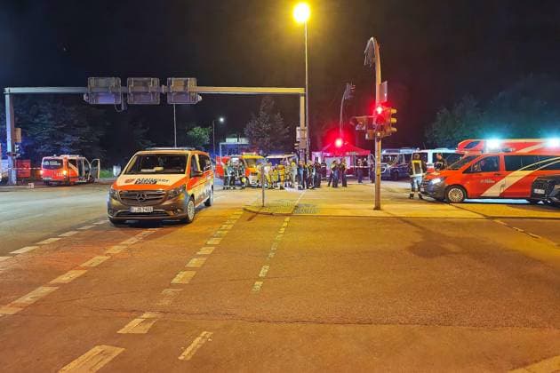 Berlin, Deutschland, 26.07.2026: Auto fährt bei CSD in Menschenmenge: Polizei und Rettungskräfte versorgen Verletzte, der Tatort ist weiträumig abgesperrt. *** Berlin, Germany, July 26, 2026: A car plows into a crowd at CSD; police and emergency responders are treating the injured; the crime scene has been cordoned off over a wide area Copyright: xdtsxNachrichtenagenturx dts_128508
