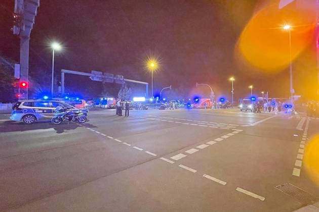 Berlin, Deutschland, 25.07.2026: Auto fährt bei CSD in Menschenmenge: Polizei und Rettungskräfte versorgen Verletzte, der Tatort ist weiträumig abgesperrt. *** Berlin, Germany, July 25, 2026: A car plows into a crowd during CSD; police and emergency responders are treating the injured; the crime scene has been cordoned off over a wide area Copyright: xdtsxNachrichtenagenturx dts_128447