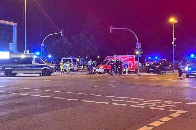 Berlin, Deutschland, 25.07.2026: Auto fährt bei CSD in Menschenmenge: Polizei und Rettungskräfte versorgen Verletzte, der Tatort ist weiträumig abgesperrt. *** Berlin, Germany, July 25, 2026: A car plows into a crowd during CSD; police and emergency responders are treating the injured; the crime scene has been cordoned off over a wide area Copyright: xdtsxNachrichtenagenturx dts_128448