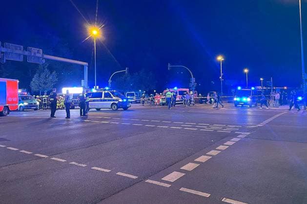 Berlin, Deutschland, 25.07.2026: Auto fährt bei CSD in Menschenmenge: Polizei und Rettungskräfte versorgen Verletzte, der Tatort ist weiträumig abgesperrt. *** Berlin, Germany, July 25, 2026: A car plows into a crowd during CSD; police and emergency responders are treating the injured; the crime scene has been cordoned off over a wide area Copyright: xdtsxNachrichtenagenturx dts_128454