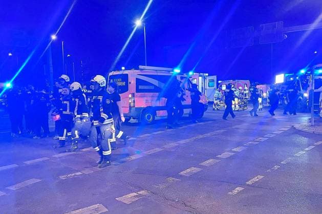 Berlin, Deutschland, 25.07.2026: Auto fährt bei CSD in Menschenmenge: Polizei und Rettungskräfte versorgen Verletzte, der Tatort ist weiträumig abgesperrt. *** Berlin, Germany, July 25, 2026: A car plows into a crowd during CSD; police and emergency responders are treating the injured; the crime scene has been cordoned off over a wide area Copyright: xdtsxNachrichtenagenturx dts_128461