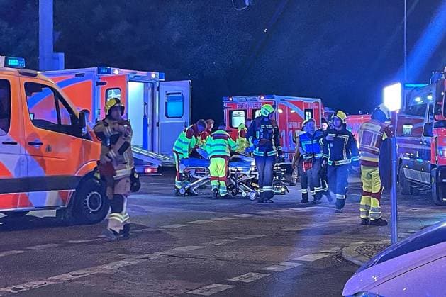 Berlin, Deutschland, 25.07.2026: Auto fährt bei CSD in Menschenmenge: Polizei und Rettungskräfte versorgen Verletzte, der Tatort ist weiträumig abgesperrt. *** Berlin, Germany, July 25, 2026: A car plows into a crowd during CSD; police and emergency responders are treating the injured; the crime scene has been cordoned off over a wide area Copyright: xdtsxNachrichtenagenturx dts_128465
