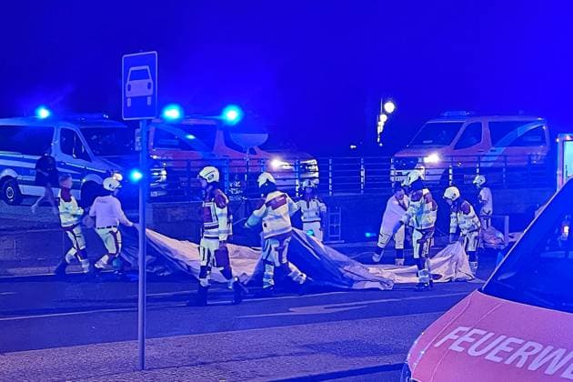 Berlin, Deutschland, 25.07.2026: Auto fährt bei CSD in Menschenmenge: Polizei und Rettungskräfte versorgen Verletzte, der Tatort ist weiträumig abgesperrt. *** Berlin, Germany, July 25, 2026: A car plows into a crowd during CSD; police and emergency responders are treating the injured; the crime scene has been cordoned off over a wide area Copyright: xdtsxNachrichtenagenturx dts_128471