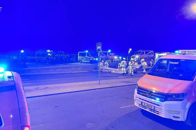 Berlin, Deutschland, 25.07.2026: Auto fährt bei CSD in Menschenmenge: Polizei und Rettungskräfte versorgen Verletzte, der Tatort ist weiträumig abgesperrt. *** Berlin, Germany, July 25, 2026: A car plows into a crowd during CSD; police and emergency responders are treating the injured; the crime scene has been cordoned off over a wide area Copyright: xdtsxNachrichtenagenturx dts_128472