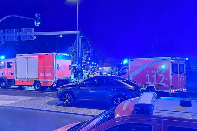 Berlin, Deutschland, 25.07.2026: Auto fährt bei CSD in Menschenmenge: Polizei und Rettungskräfte versorgen Verletzte, der Tatort ist weiträumig abgesperrt. *** Berlin, Germany, July 25, 2026: A car plows into a crowd during CSD; police and emergency responders are treating the injured; the crime scene has been cordoned off over a wide area Copyright: xdtsxNachrichtenagenturx dts_128473