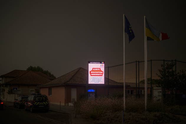 Nearly 170,000 evacuated as wildfires burn more than 74,000 acres in southwestern France MARCHEPRIME, FRANCE - JULY 25: Nearly 170,000 people were evacuated as the ongoing wildfire in France s southwestern Gironde department burned more than 30,000 hectares (74,131 acres), broadcaster BFMTV reported Saturday, on the outskirts of Bordeaux, southwestern France, on July 25, 2026. Authorities have evacuated residents from several neighborhoods in Marcheprime due to the fast-moving wildfire spreading across the Gironde region. Originating near Arcachon Bay, the destructive blaze has scorched vast forests, destroyed homes, and continues moving toward Bordeaux amid dry weather and shifting winds. Over a thousand firefighters, aided by aircraft and  Copyright: x2026xAnadoluxLorenaxSopenaxLopezx