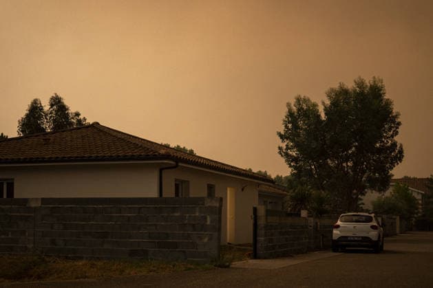 Nearly 170,000 evacuated as wildfires burn more than 74,000 acres in southwestern France MARCHEPRIME, FRANCE - JULY 25: Nearly 170,000 people were evacuated as the ongoing wildfire in France s southwestern Gironde department burned more than 30,000 hectares (74,131 acres), broadcaster BFMTV reported Saturday, on the outskirts of Bordeaux, southwestern France, on July 25, 2026. Authorities have evacuated residents from several neighborhoods in Marcheprime due to the fast-moving wildfire spreading across the Gironde region. Originating near Arcachon Bay, the destructive blaze has scorched vast forests, destroyed homes, and continues moving toward Bordeaux amid dry weather and shifting winds. Over a thousand firefighters, aided by aircraft and  Copyright: x2026xAnadoluxLorenaxSopenaxLopezx