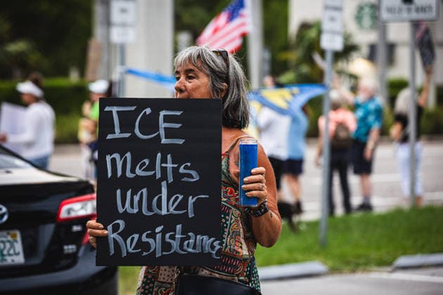 News Bilder des Tages July 25, 2026, Naples, Florida, USA: Protestors hold signs in protest of the IMMIGRATION AND CUSTOMS ENFORCEMENT (ICE) tactics and treatment of community members. Naples USA - ZUMAd256 20260725_znp_d256_036 Copyright: xDavexDeckerx