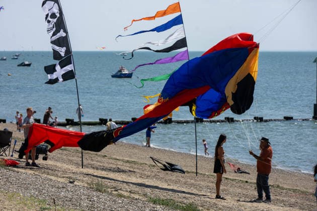 July 25, 2026, Essex, United Kingdom: Kite flyers launch a large Superman-themed parafoil kite from the beach during the Kite Festival at Southend-On-Sea, with a skull-and-crossbones flag and colourful windsocks lining the shore. The Kite Festival Southend s Alternative Airshow, organised by Project Southchurch, was held on the Eastern Esplanade at Thorpe Bay seafront, Southend-On-Sea, Essex. Essex United Kingdom - ZUMAs197 20260725_aaa_s197_416 Copyright: xIanxDavidsonx