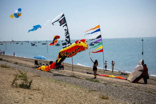 July 25, 2026, Essex, United Kingdom: A colourful array of kites, including a giant flame-patterned dragon, a skull-and-crossbones flag, a dolphin and a duck, fills the beach and sky during the Kite Festival at Southend-On-Sea, as flags and windsocks line the shore and spectators look on. The Kite Festival Southend s Alternative Airshow, organised by Project Southchurch, was held on the Eastern Esplanade at Thorpe Bay seafront, Southend-On-Sea, Essex. Essex United Kingdom - ZUMAs197 20260725_aaa_s197_421 Copyright: xIanxDavidsonx