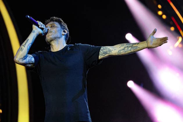 Music Concert - LA NOTTE DEI FIORI - SANREMO ESTATE Fabrizio Moro on stage at La Notte dei Fiori in Sanremo. during LA NOTTE DEI FIORI - SANREMO ESTATE, Music Concert in SANREMO, Italy, July 25 2026 SANREMO PIAN DI NAVE SANREMO Italy Copyright: xRenataxRoattinox xLiveMediax LPM_2583744
