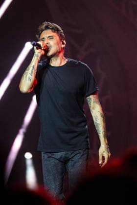 IPA87001155 - Fabrizio Moro on stage at La Notte dei Fiori in Sanremo. during LA NOTTE DEI FIORI - SANREMO ESTATE, Music Concert in SANREMO, Italy, July 25, 2026  Copyright: xRenataxRoattino LiveMediax xx 87001155