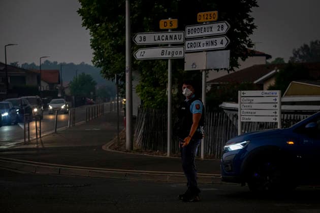 Residents Evacuate Marcheprime As Gironde Wildfire Spreads Near Bordeaux Residents evacuate the town of Marcheprime after French authorities ordered a precautionary evacuation as a major wildfire continued to spread across the Gironde department in southwestern France, near Bordeaux, on July 25, 2026. The blaze, fuelled by high temperatures, dry conditions and strong winds, has forced the evacuation of several communities and prompted the deployment of hundreds of firefighters, aerial firefighting aircraft and civil protection teams to contain the fire. Residents evacuate Marcheprime as Gironde wildfire spreads near Bordeaux France  Copyright: xAlbertxLlopx originalFilename: salame-resident260725_npnap.jpg