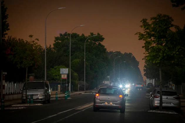 Residents Evacuate Marcheprime As Gironde Wildfire Spreads Near Bordeaux Residents evacuate the town of Marcheprime after French authorities ordered a precautionary evacuation as a major wildfire continued to spread across the Gironde department in southwestern France, near Bordeaux, on July 25, 2026. The blaze, fuelled by high temperatures, dry conditions and strong winds, has forced the evacuation of several communities and prompted the deployment of hundreds of firefighters, aerial firefighting aircraft and civil protection teams to contain the fire. Residents evacuate Marcheprime as Gironde wildfire spreads near Bordeaux France  Copyright: xAlbertxLlopx originalFilename: salame-resident260725_npOaC.jpg